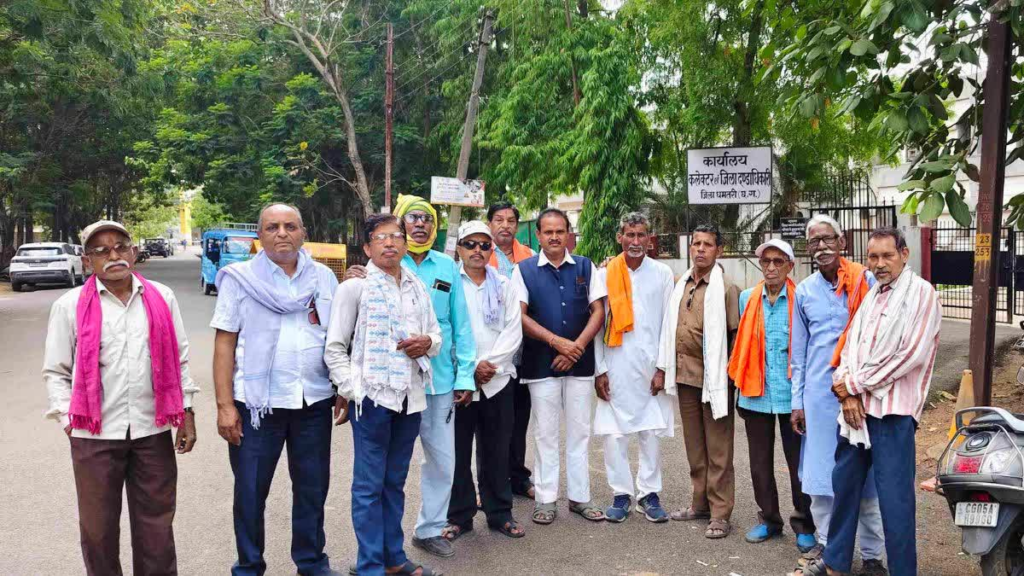 धमतरी: खाद-बीज की कमी पर किसानों ने प्रशासन से लगाई गुहार