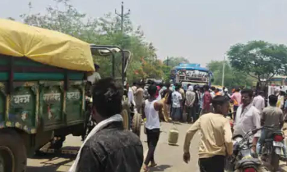 कटनी में पानी के लिए महिलाओं ने किया हाईवे जाम:जबलपुर-हटा मार्ग पर खाली बर्तन लेकर बैठी, आधे घंटे फंसे रहे वाहन