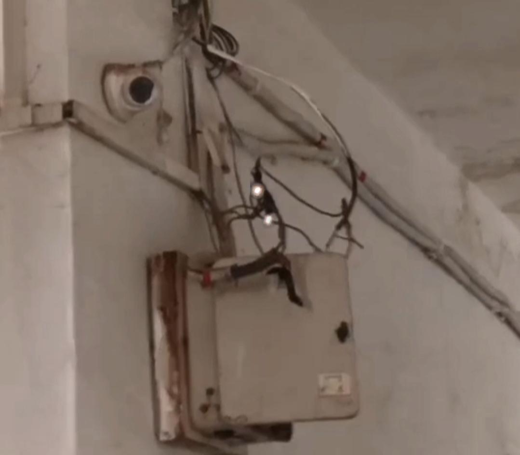 कटनी के रीठी अस्पताल की लापरवाही उजागर: खुले बिजली कनेक्शन से उठा धुआं, निकली चिंगारियां, बड़ा हादसा टला