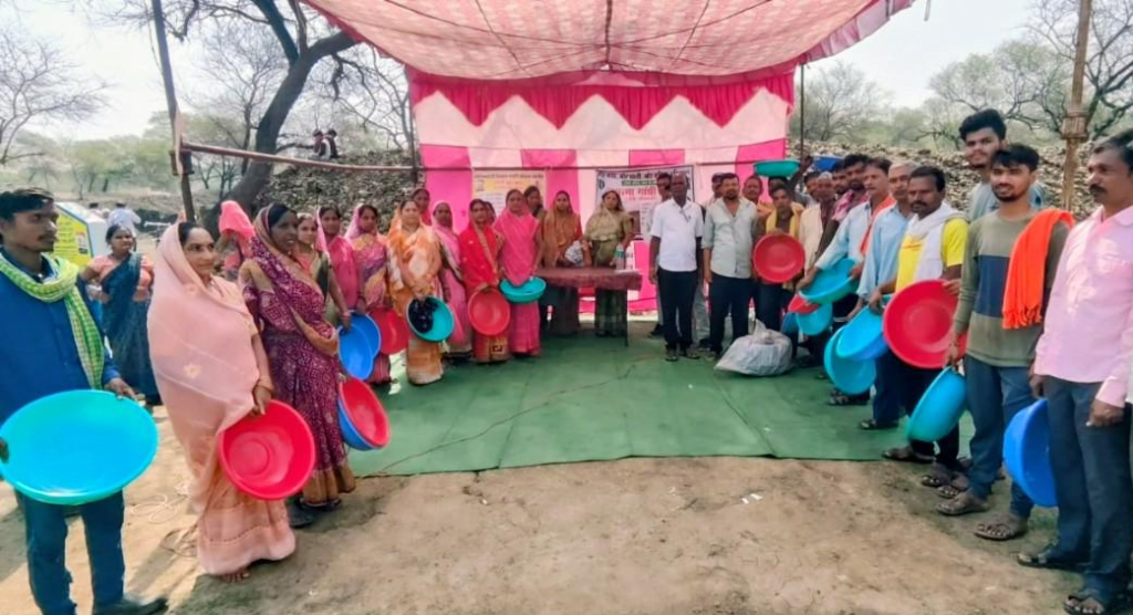 उत्कृष्ट कार्य करने वालों का सम्मान; कुरुद जनपद अध्यक्ष ने मनरेगा मजदूरों को बांटे प्लास्टिक धमेला