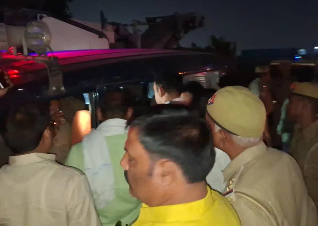 चंदौली में आर्केस्ट्रा डांसर से छेड़खानी के बाद, ₹12 हजार लूट