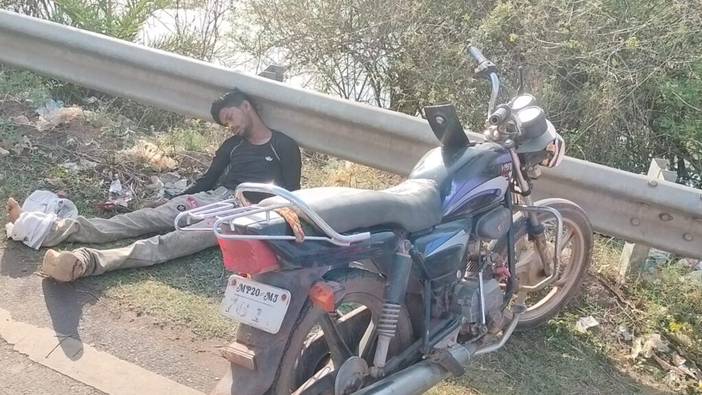 कटनी में उमरिया पान में पुलिया मोड़ पर भीषण भिड़ंत: दो बाइक टकराईं, तीन घायल—राहगीरों की तत्परता बनी जीवनरक्षक,पुलिस ने मामला दर्ज कर जांच शुरु कर दिया है।