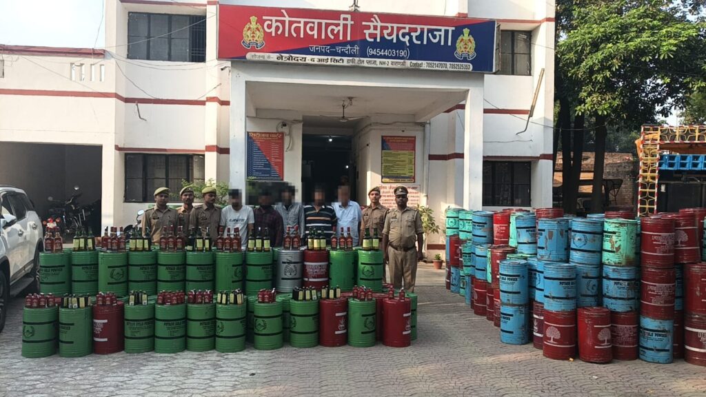 ट्रक में लकड़ी के बुरादे के बीच छिपाकर ले जाई जा रही 22.50 लाख की अवैध शराब बरामद, 5 तस्कर गिरफ्तार