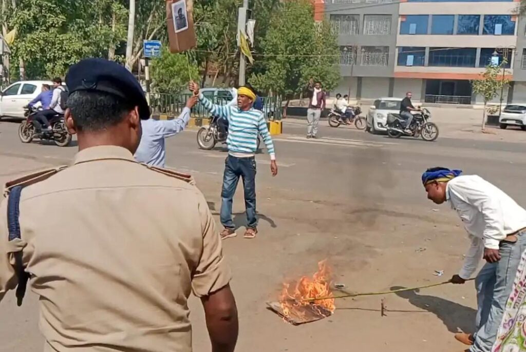 कटनी में विधायक संजय पाठक का पुतला फूंका:ओबीसी महासभा ने कहा- गेहूं खरीदी में घटिया अनाज तौला जा रहा