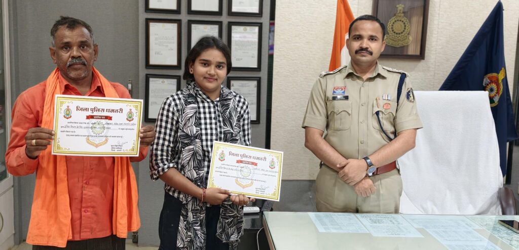 मजदूर की कलम और बेटी की आवाज ने जीता दिल, पुलिस अधिकारियों ने किया सम्मान