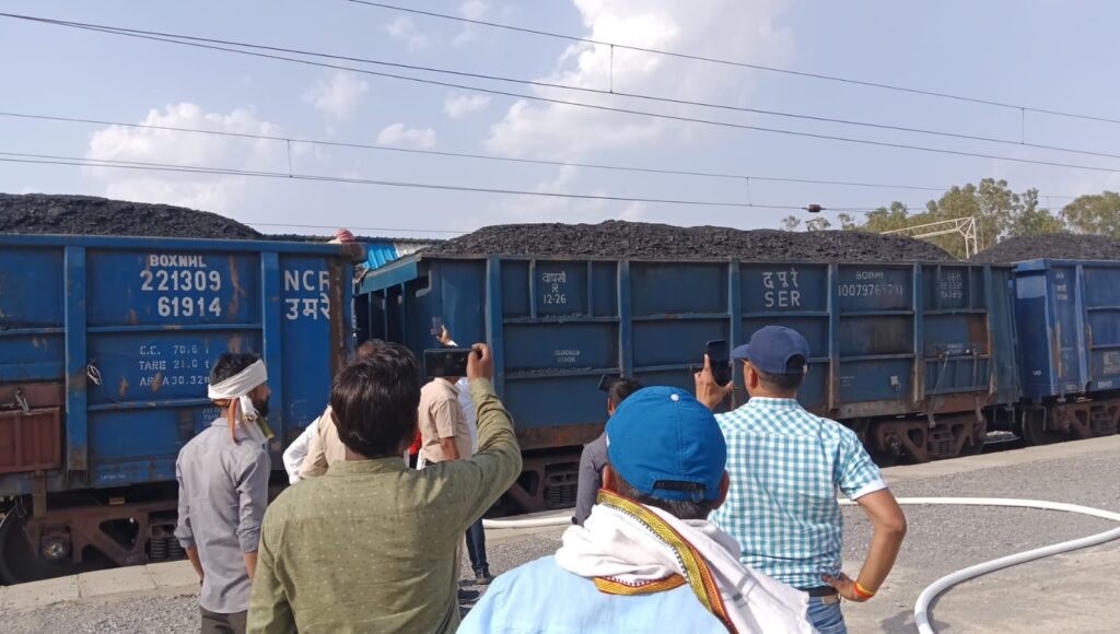 कटनी हरदुआ रेलवे स्टेशन पर मालगाड़ी में लगी आग, पुलिस और फायर टीम की तत्परता से टला बड़ा हादसा