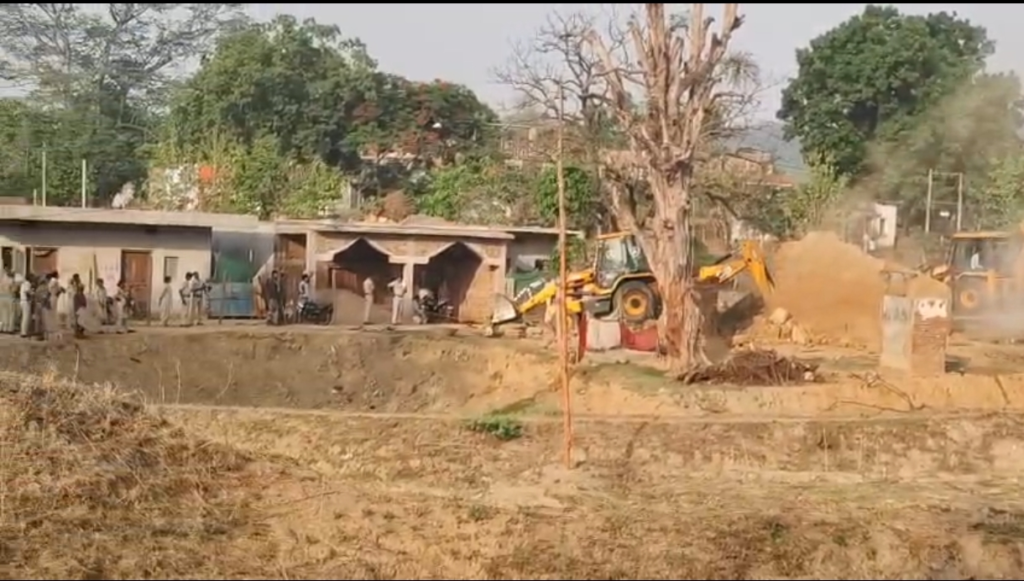 बलरामपुर. छात्रावास की जमीन से हटाया जा रहा अतिक्रमण, रामचन्द्रपुर में प्रशासन की बड़ी कार्रवाई 9 पक्के मकान ध्वस्त, भारी पुलिस बल की मौजूदगी में चल रहा बुलडोजर अभियान