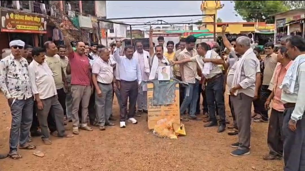 कटनी के बहोरीबन्द में मुख्यमंत्री डॉक्टर मोहन यादव का पुतला दहन किया गया