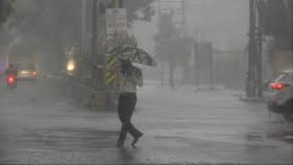 CG Weather Today : छत्तीसगढ़ में मानसून सक्रिय, अगले 48 घंटे भारी बारिश का अलर्ट CG Weather Update: Weather changes ahead of the monsoon's arrival.