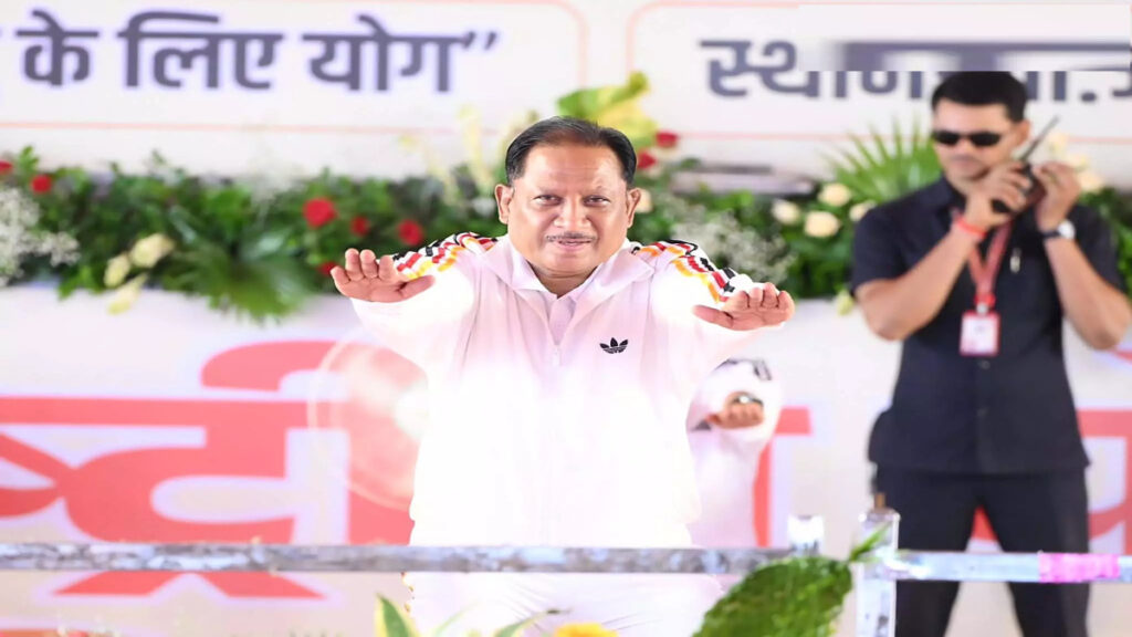 अंतरराष्ट्रीय योग दिवस: अंबिकापुर में CM विष्णुदेव साय ने किया योग, देशभर में योगमय माहौल; पीएम मोदी ने दिया फिटनेस मंत्र