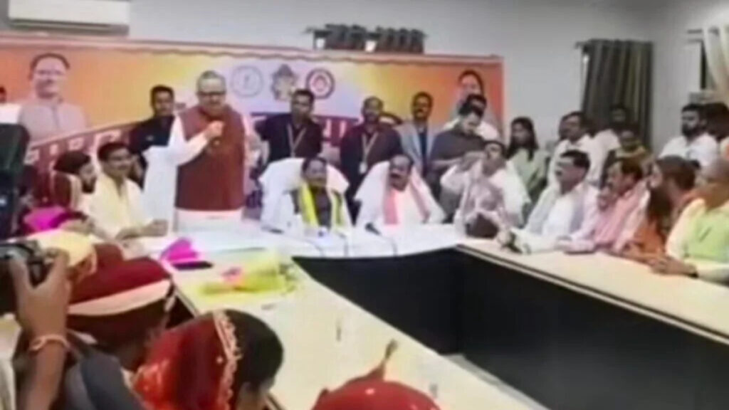 CM साय के कार्यक्रम में बदइंतजामी, मंच से अधिकारियों पर बरसे विधानसभा अध्यक्ष