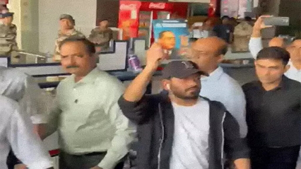 Cockroach Janata Party’ के फाउंडर अभिजीत दिल्ली पहुंचे, एयरपोर्ट से बाहर आने में लगी एक घंटे की देरी