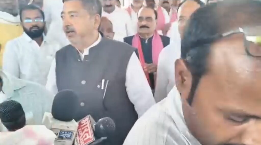 दिशा बैठक में विकास पर मंथन या सवालों पर पहरा? मीडिया बाहर, बैठक के बाद सांसद का पत्रकारों ने किया बहिष्कार