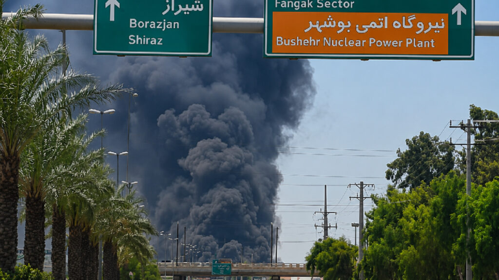 Iran Attack News : दक्षिणी ईरान में कई धमाकों से मचा हड़कंप, बुशहर परमाणु संयंत्र के पास सैन्य ठिकाने पर हमले का दावा, अमेरिका ने किया इनकार Iran shaken by explosions near Bushehr nuclear plant.