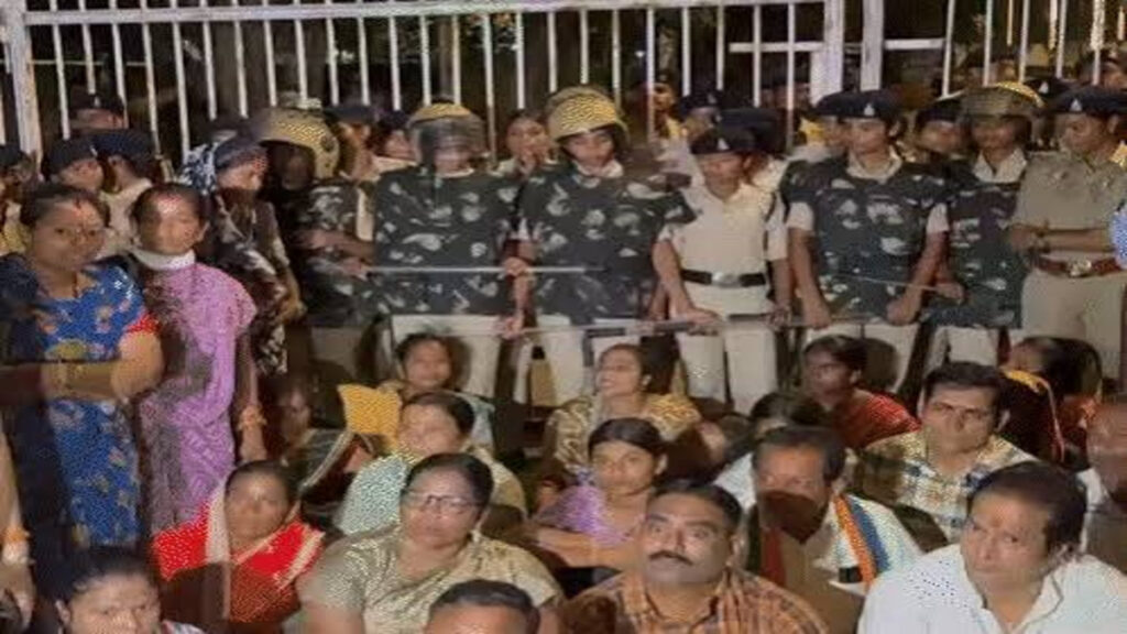 CG Protest News : नकटी के विस्थापितों ने सीएम हाउस का किया घेराव, 5 दिन का अल्टीमेटम; मुआवजे की मांग पर सड़क पर बैठकर खाया खाना