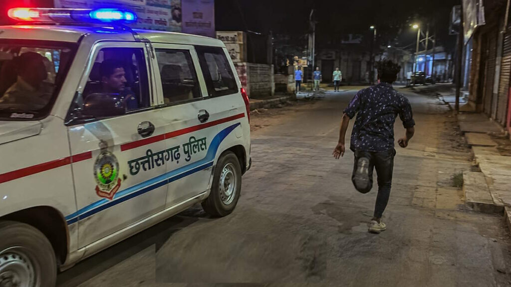 CG NEWS : पेट्रोलिंग वाहन को देखकर भाग रहे युवक की तबीयत बिगड़ी, अस्पताल में इलाज के दौरान मौत, पुलिस जांच में जुटी