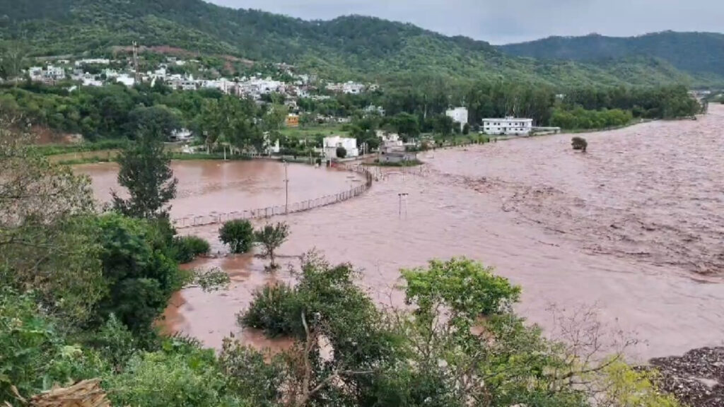 Rajouri Flood News : राजौरी में बादल फटने से भारी तबाही, बाढ़ में बहा कब्रिस्तान; वैष्णो देवी यात्रा स्थगित