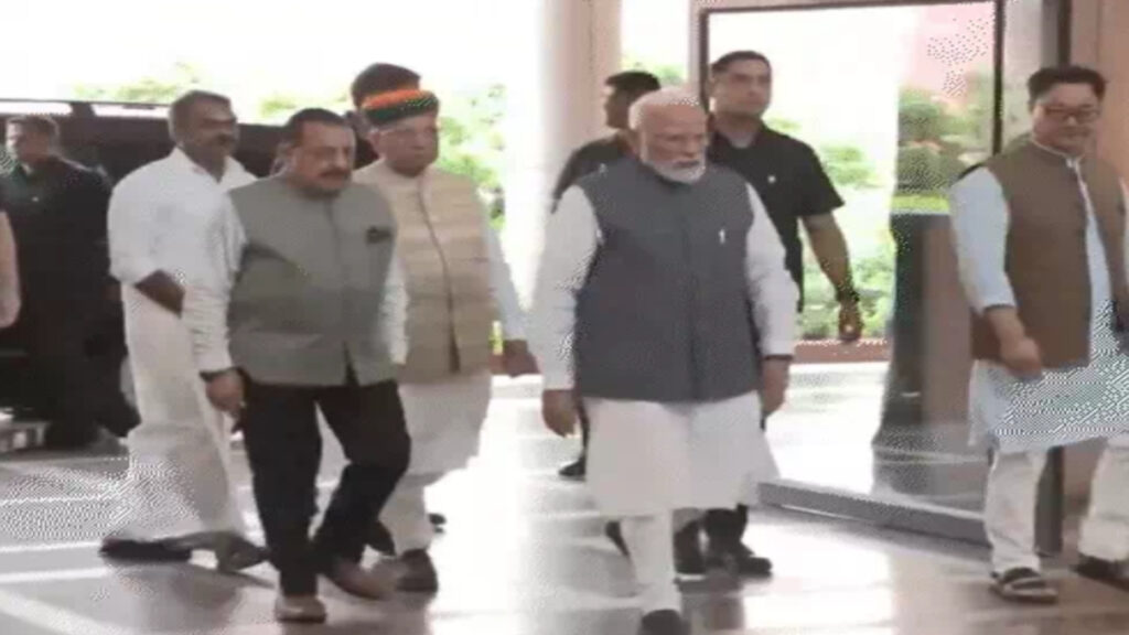 Parliament Monsoon Session Day 2 : पेपर लीक मुद्दे पर सरकार-विपक्ष आमने-सामने, लोकसभा स्थगित
