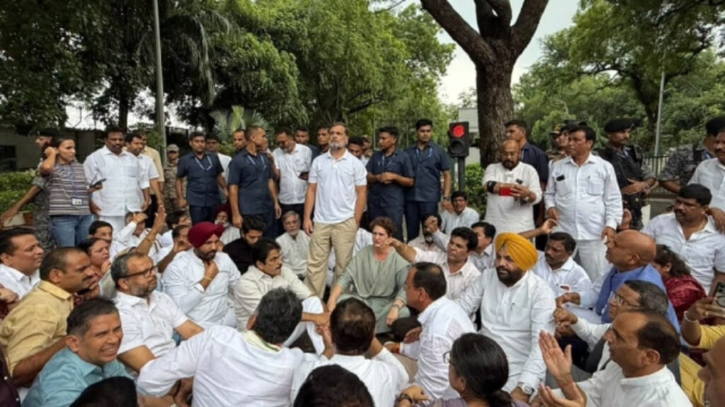 PM Residence Protest : पीएम आवास के बाहर प्रदर्शन के दौरान राहुल गांधी को पुलिस ने हिरासत में लिया, प्रियंका गांधी और अखिलेश यादव भी रोके गए