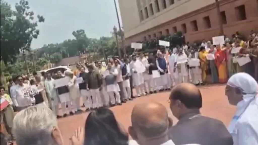 संसद परिसर में पेपर लीक पर हंगामा : पेपर लीक मुद्दे पर संसद में आमना-सामना, NDA ने राहुल गांधी के प्रदर्शन का किया विरोध
