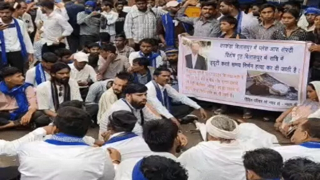 CG NEWS : 11 दिन बाद नरेंद्र खांडे के शव का पोस्टमॉर्टम, मांगों पर आश्वासन के बाद खत्म हुआ आंदोलन